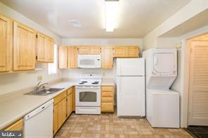 Building Photo - 6747 Kenwood Forest Ln
