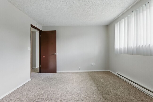 Building Photo - Comfort & Convenience in the Heart of Lents!