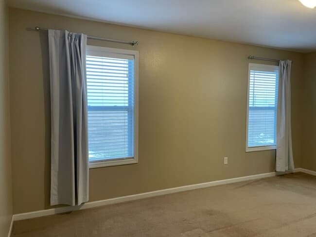 Building Photo - 4 Bedroom House Available August In Gilmor...
