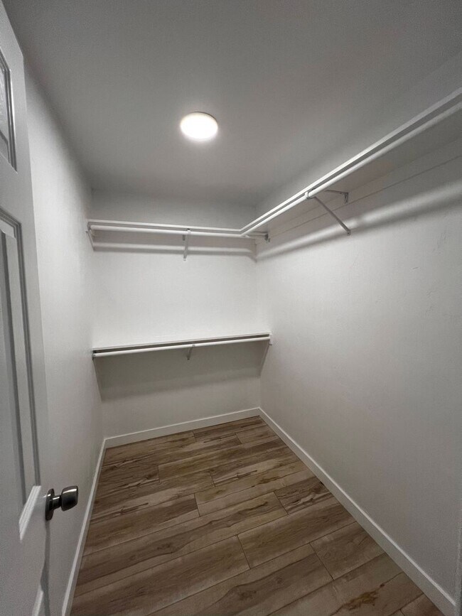 Building Photo - Bright and Modern Apartment with Stylish F...