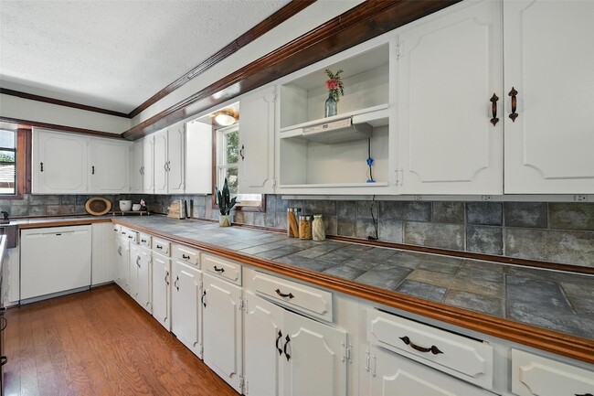 Building Photo - 1323 Dublin St