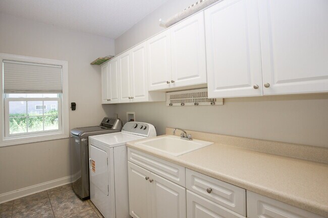 Building Photo - "Spacious 3-Bedroom Retreat with 3200 Sq Ft of Comfort in Seven Lakes!"