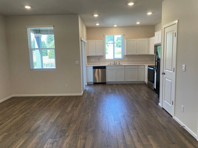 Building Photo - HALF OFF FIRST MONTHS RENT 3 Bed 2.5 Bath ...
