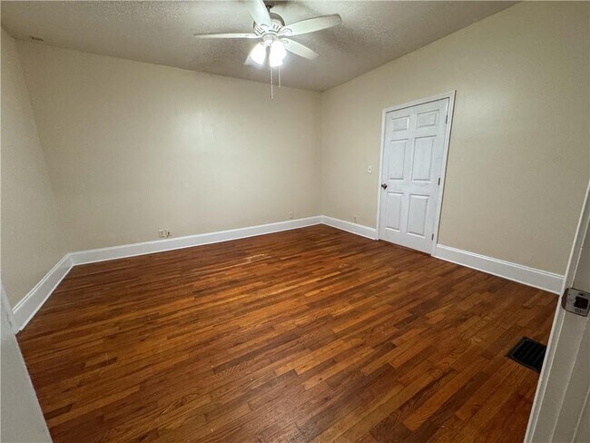 Building Photo - 1637 Columbia Dr