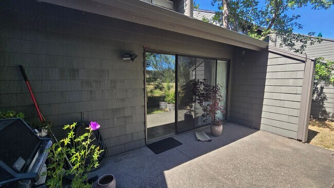 Building Photo - 8341 Valley View Ct