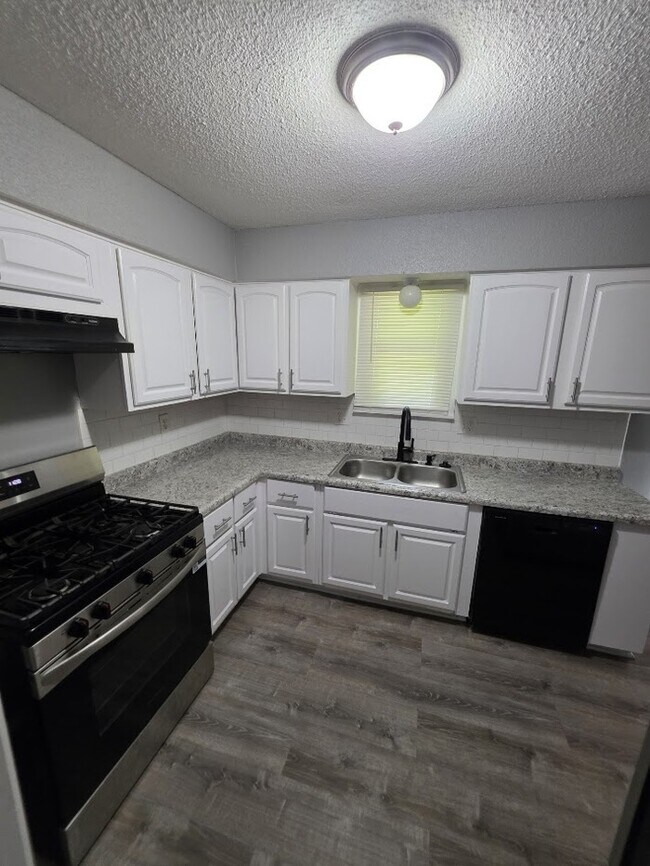 Building Photo - Beautiful 4 bedrooms and 1 bath home located on NE 38th St in Kansas City, MO