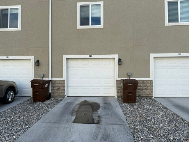 Building Photo - 96 670 N