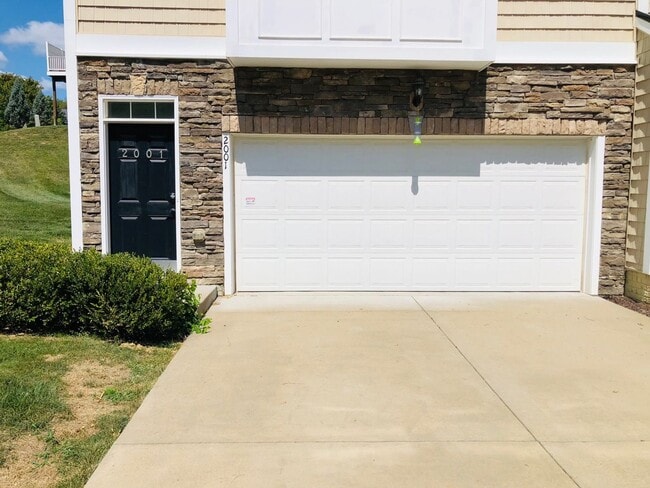 Building Photo - 4 bed/3.5 bath Townhouse in Suncrest Village - July 27th