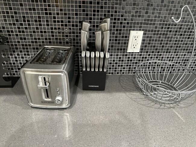 Building Photo - 1416 S Crest Dr