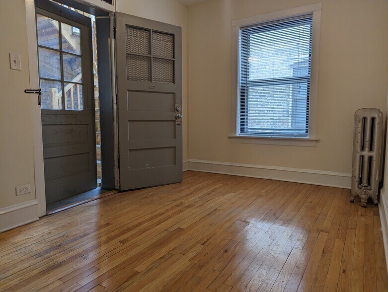 Building Photo - 2122 W Ainslie St