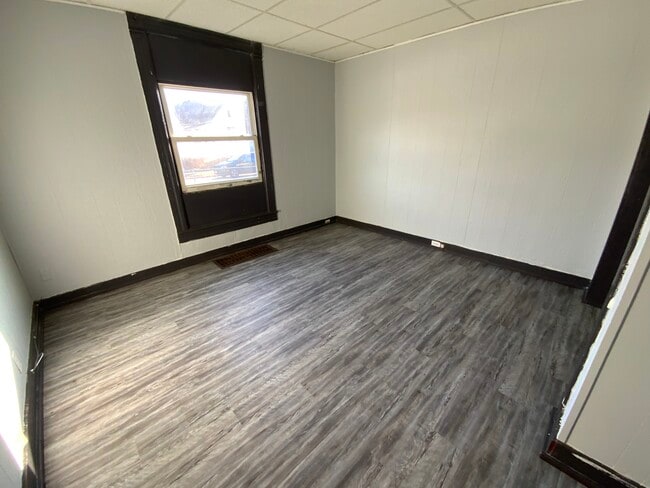 Building Photo - 12 S Beard St