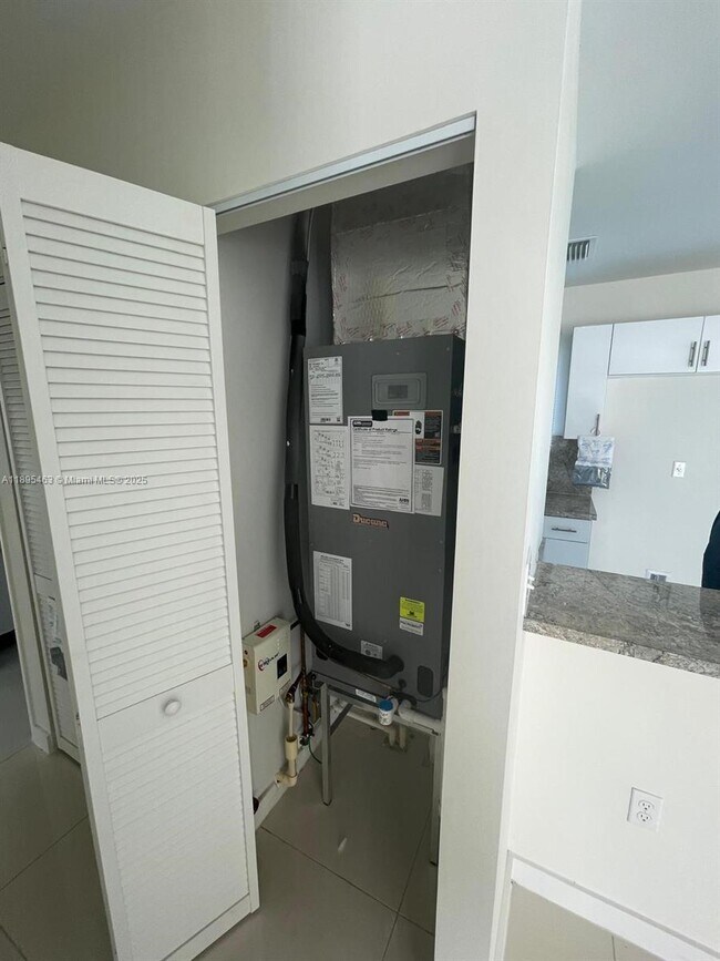 Building Photo - 3 bedroom in Miami FL 33147