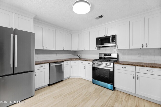Building Photo - 316 Tulip Ln