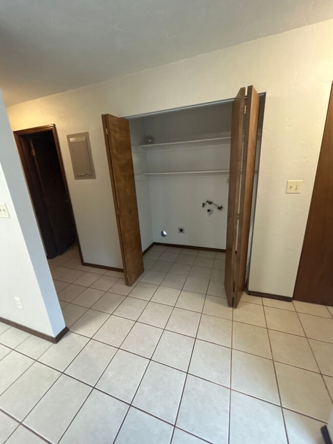 Building Photo - Cozy 3 Bedroom Duplex with Private Backyard