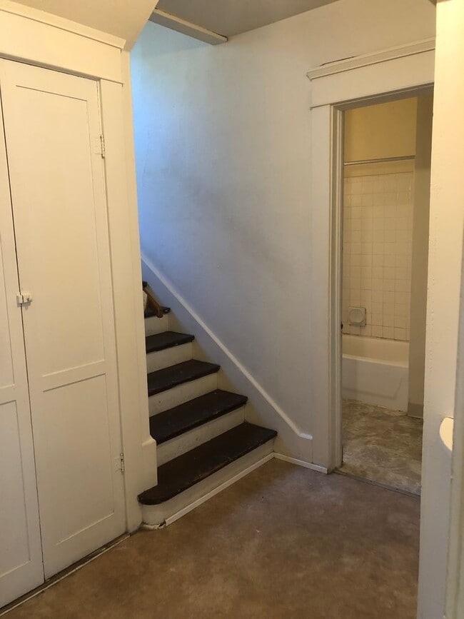 Building Photo - Vintage Campus House ~  3 bedrooms, 1.5 bath