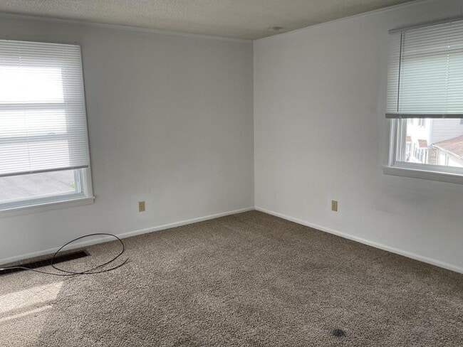 Building Photo - 1330 Briar Manor