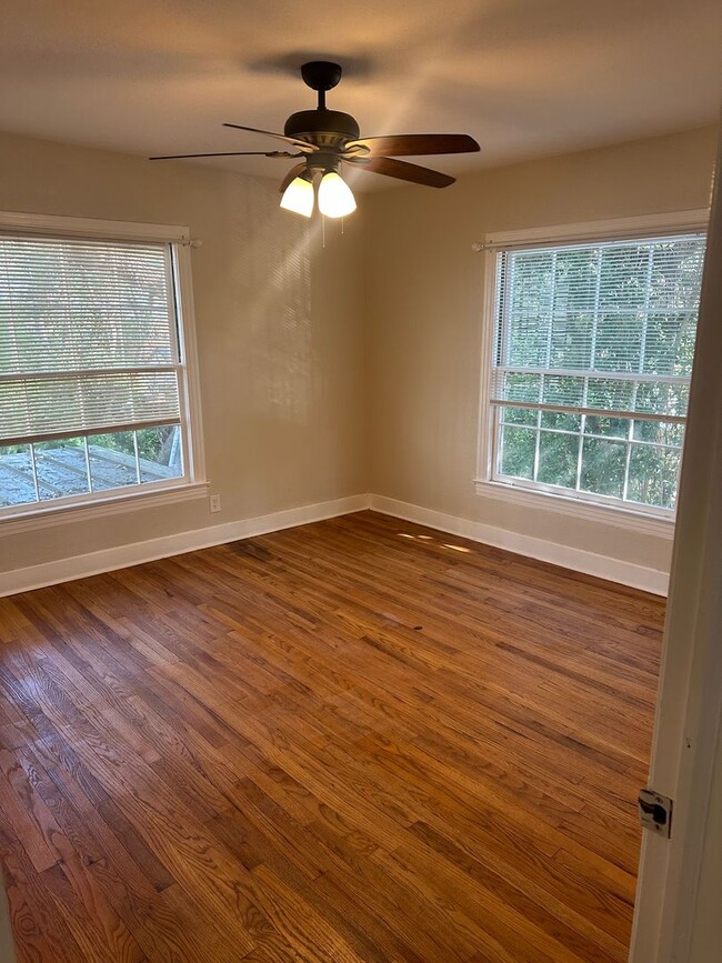 Building Photo - Large 5 Bedroom House in North Campus!