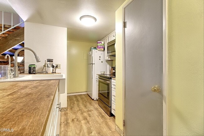 Building Photo - Lovely 2 bedroom condominium townhouse