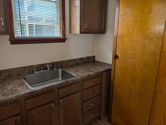 Building Photo - Fallowfield Ave Duplex