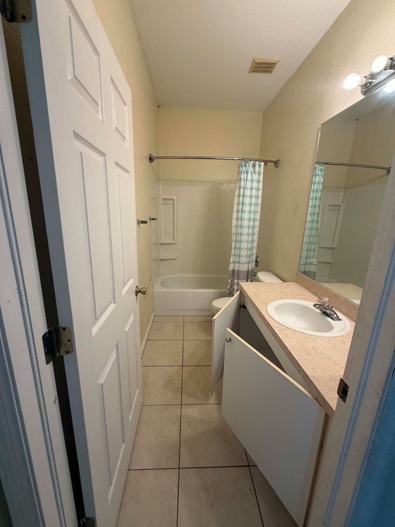 Building Photo - COMING SOON!!! Charming 3/2/2 car garage home in North Port