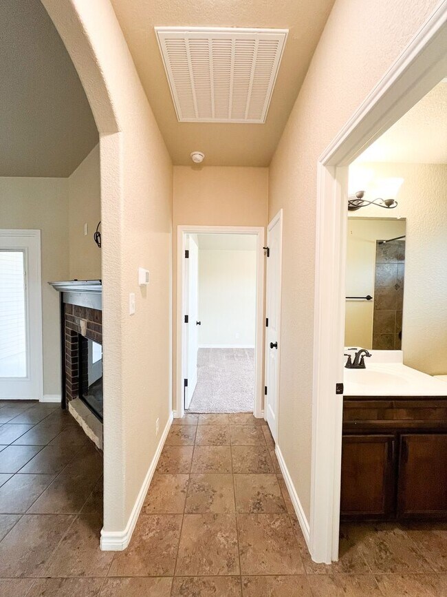Building Photo - Available 7/11/2025 Beautiful 1 story, 5 b...