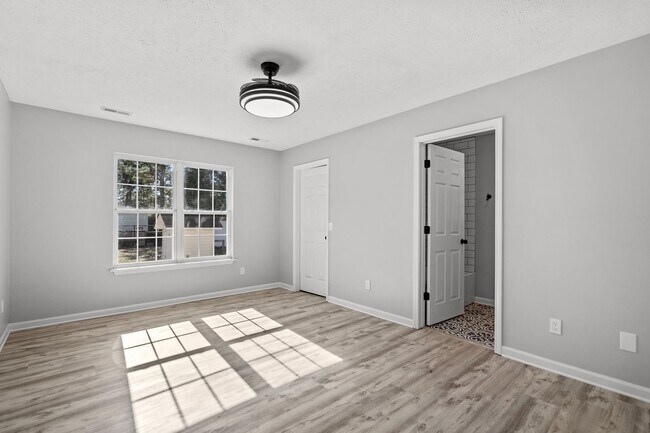 Building Photo - Fully Renovated 3 Bedroom in Southport!