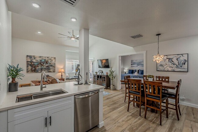 Building Photo - Fully Remodeled 2-Bedroom Condo at the Scottsdale Racquet Club!