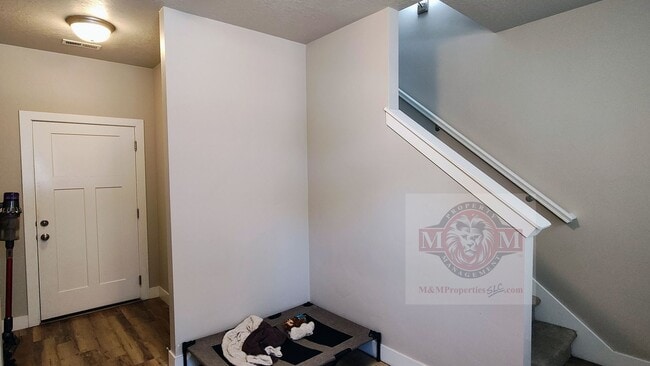 Building Photo - Great 3 Bd 2.5 Bath Townhome 2 Car Garage