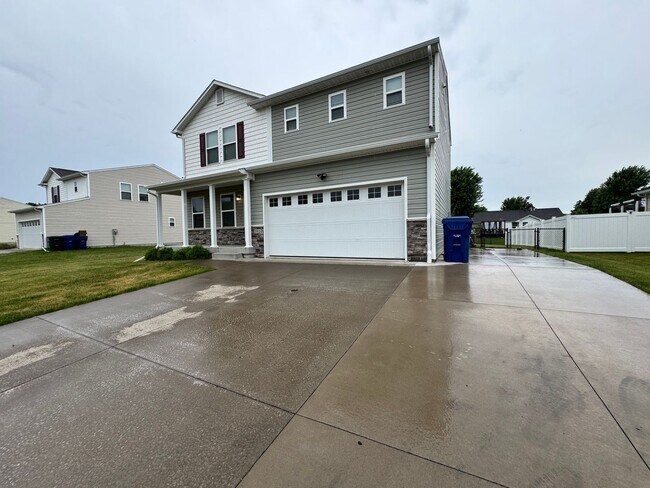 Building Photo - Dream House!! 4 Bedroom 3 Bath House in Davenport is a MUST SEE!!