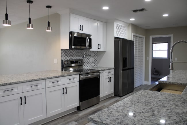 Building Photo - 208 S Lucille St