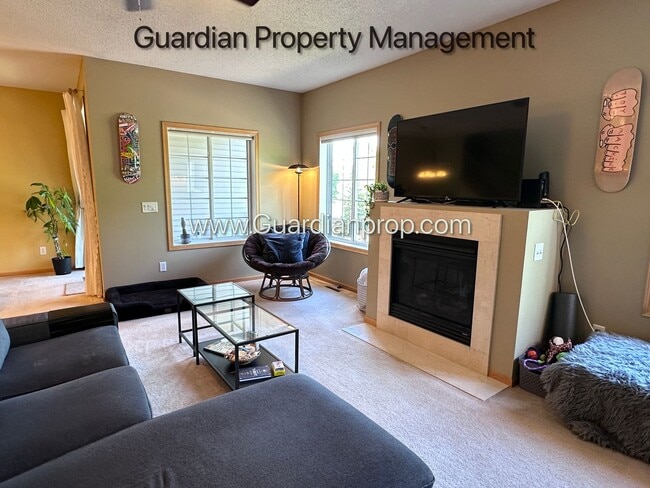 Building Photo - Lakeville 2 Bedroom Town Home, Dishwasher, Fireplace, 2 Car Garage, Garage Bonus Room