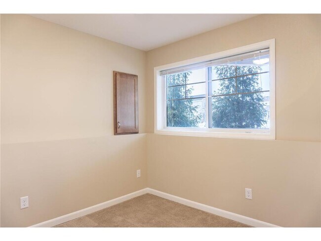 Building Photo - 2980 Clover Ridge Dr