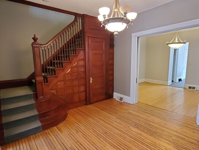 Building Photo - Historic eastside townhome