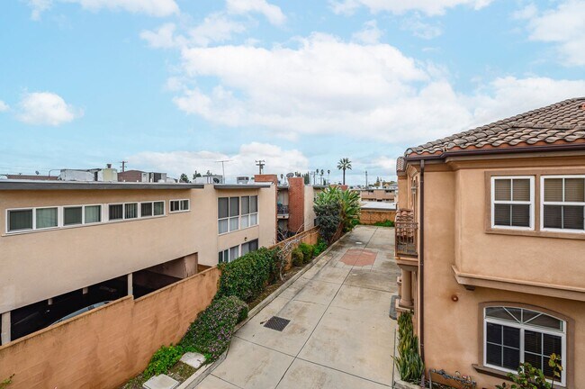 Building Photo - Three bedroom condo for lease in Arcadia