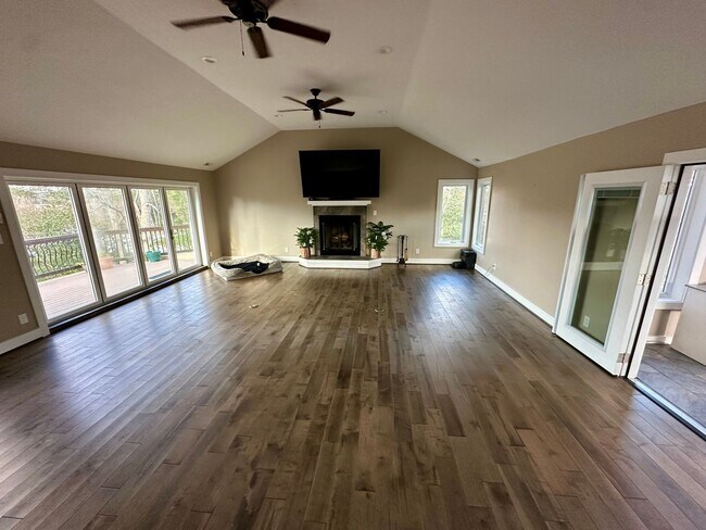 Building Photo - Large 3 Bedroom With Water Views