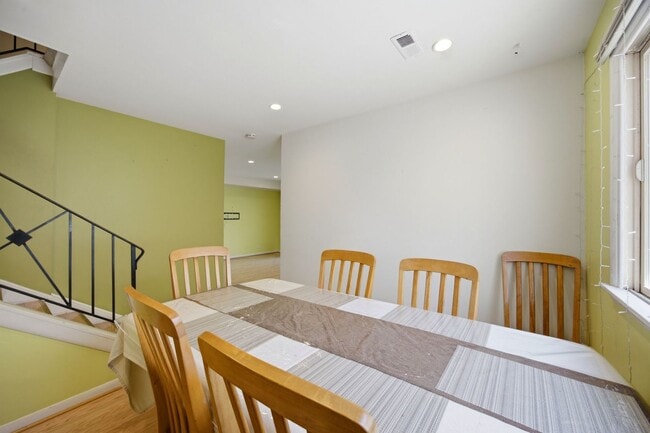 Building Photo - 1142 Brighton Pl