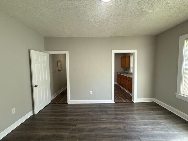 Building Photo - FOR RENT - Renovated Duplex in Gallatin - Half Off 1st Month Move in Special!