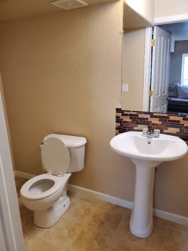 Building Photo - 2532 Iowa Dr