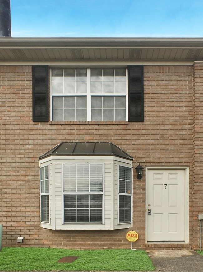 Building Photo - 1605 Hackberry Ln