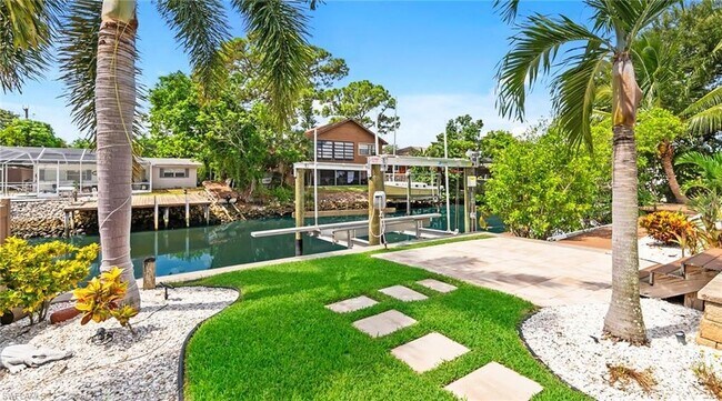 Building Photo - 2736 Riverview Dr