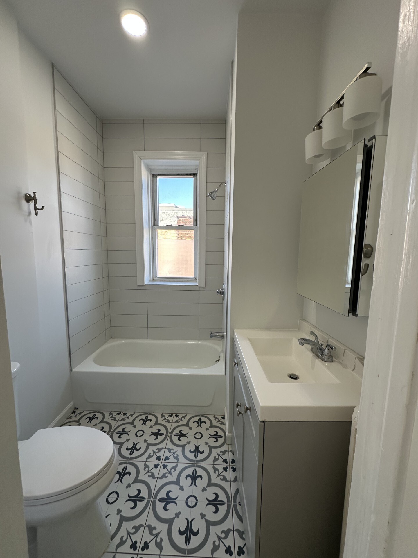 Full Bath - 319 Bloomfield Ave