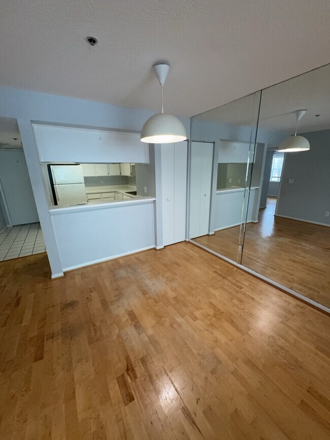 Building Photo - "Charming 2-Bedroom Haven in Heart of Tampa with Modern Comforts – 897 Sq Ft of Cozy Living!"