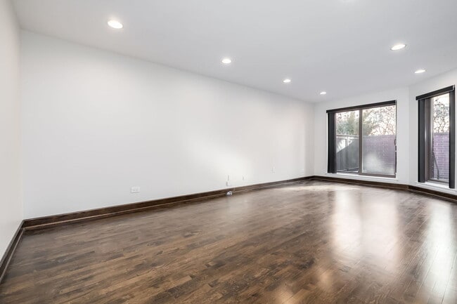 Building Photo - 801 S Plymouth Ct