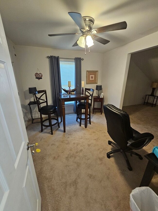 Building Photo - 3 bdrm 2.5 bath in downtown area