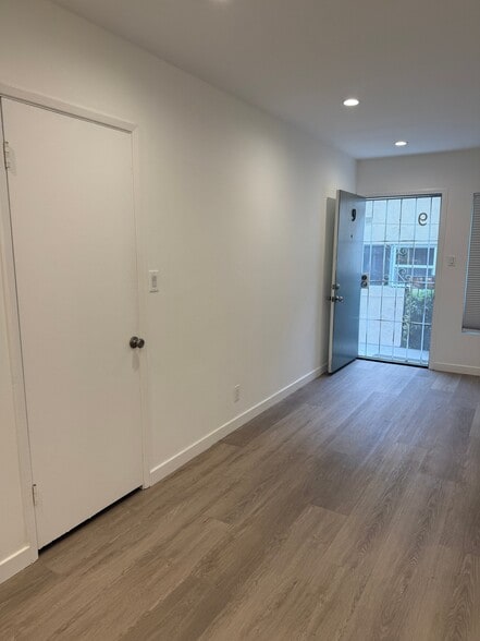 Building Photo - 2140 Beachwood Dr