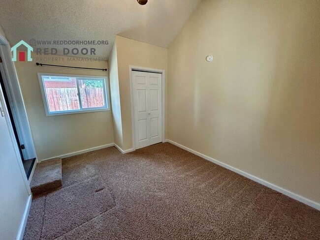 Building Photo - Spacious 3 Bed, 1 Bath Home – Pet Friendly...