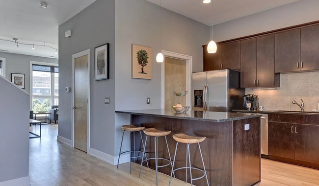 Building Photo - Luxury Downtown Condo!!
