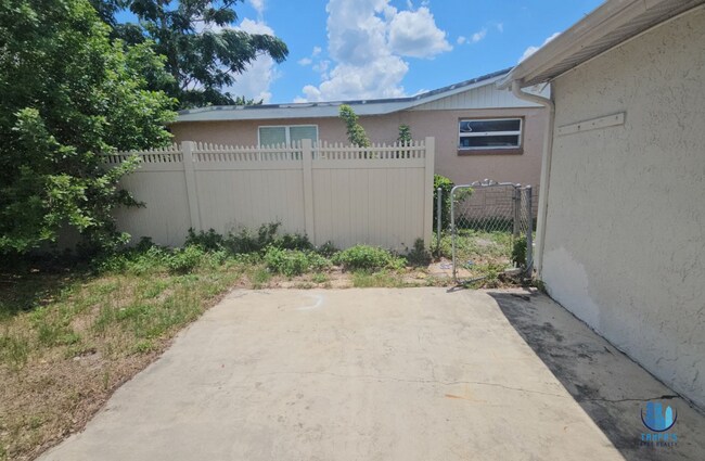Building Photo - 2 bedroom, 1 bath, 1 car garage house with covered patio in Port Richey  *Available NOW*