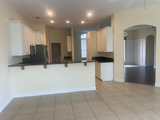 Building Photo - 2643 SW Harem Cir