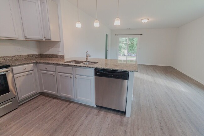 Building Photo - Cozy 3 Bedroom Home with Covered Patio